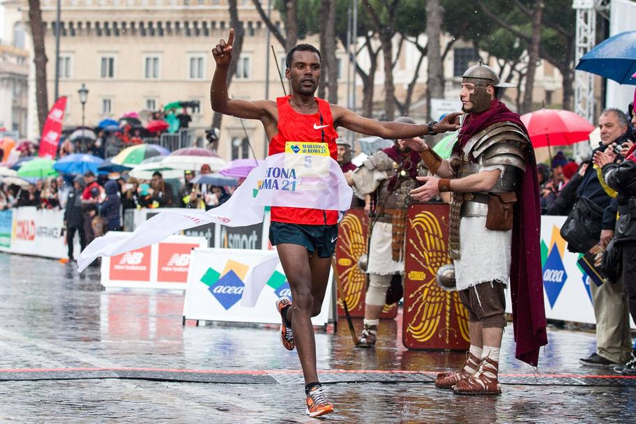 L&#39;arrivo del vincitore, l&#39;etiope Abebe Negewo Degefa, a Via dei Fori Imperial. Fama